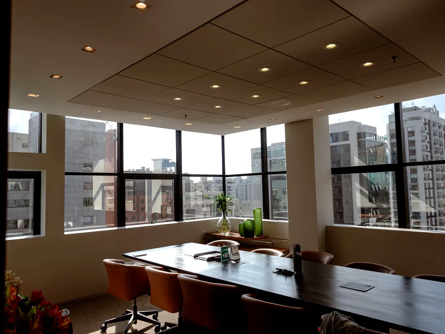 Sala de reunião da sede do PRSM Advogados com vista para a Savassi, em Belo Horizonte