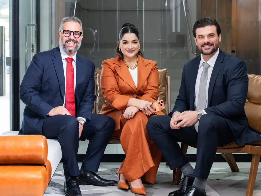 Os sócios Alexandre Pimenta, Samira Silveira e Pedro Ives na sede do PRSM Advogados